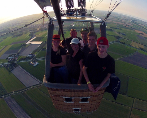 Blokhutwinkel luchtballon boven Noord Holland